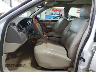 2007 Lincoln Town Car Signature Limited z VIN 1LNHM82WX7Y628758, wystawiony jako Copart lot #55057565 z przebiegiem 101 057 mil mil oraz Szkoda całkowita • Salvage title. Historia ofert i sprzedaży dostępna na DreamBid. Obrazek 7.