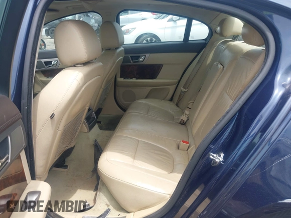 2009 Jaguar XF Luxury z VIN SAJWA05B29HR23758, wystawiony jako IAAI lot #42280805 z przebiegiem 249 400 mil mil oraz . Historia ofert i sprzedaży dostępna na DreamBid. Obrazek 8.