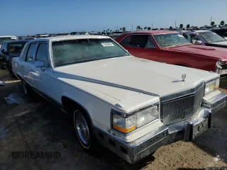 1990 Cadillac Brougham z VIN 1G6DW54Y6LR711203, wystawiony jako Copart lot #76484634 z przebiegiem 121 310 mil mil oraz Nie do naprawy. Historia ofert i sprzedaży dostępna na DreamBid. Obrazek 4.