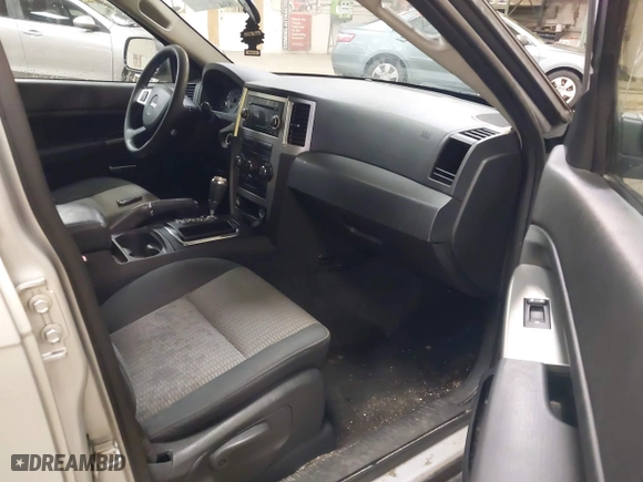 2009 Jeep Grand Cherokee Laredo with VIN 1J8GR48K89C553694, listed as a IAAI auction lot 41984820 with 196,266 mi miles. Bid and sale history available at carsss.com. Image 5.