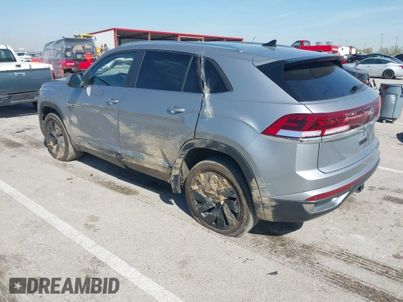 2024 Volkswagen Atlas SE z VIN 1V2KE2CA3RC243791, wystawiony jako IAAI lot #42037645 z przebiegiem 24 932 mil mil oraz . Historia ofert i sprzedaży dostępna na DreamBid. Obrazek 3.
