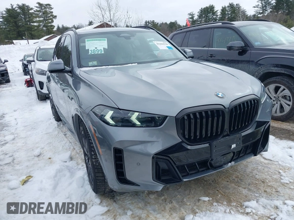 2024 BMW X5 xDrive40i z VIN 5UX23EU06R9S09659, wystawiony jako IAAI lot #41444238 z przebiegiem 26 923 mil mil oraz . Historia ofert i sprzedaży dostępna na DreamBid. Obrazek 1.