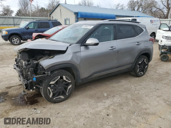 2024 Kia Seltos SX z VIN KNDETCA70R7489997, wystawiony jako Copart lot #49545375 z przebiegiem 25 457 mil mil oraz Szkoda całkowita • Salvage title. Historia ofert i sprzedaży dostępna na DreamBid. Obrazek 1.