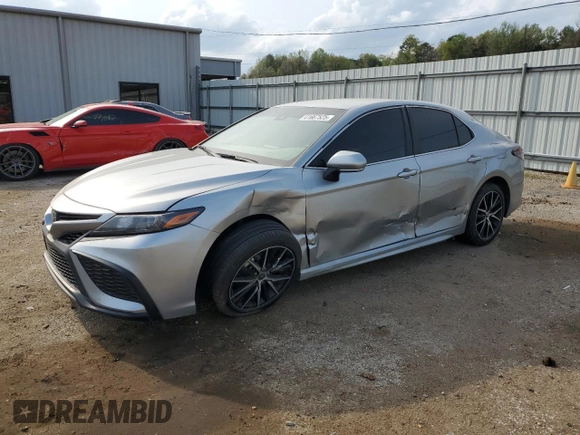 2022 Toyota Camry SE z VIN 4T1G11AK0NU666336, wystawiony jako Copart lot #41667525 z przebiegiem 68 545 mil mil oraz Szkoda całkowita • Salvage title. Historia ofert i sprzedaży dostępna na DreamBid. Obrazek 1.