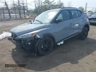 2024 Nissan Kicks SR z VIN 3N1CP5DV8RL532353, wystawiony jako IAAI lot #42076078 z przebiegiem 2 525 mil mil oraz . Historia ofert i sprzedaży dostępna na DreamBid. Obrazek 2.