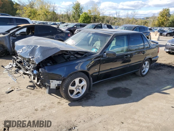 1998 Volvo S70 z VIN YV1LS5340W1425573, wystawiony jako Copart lot #75317244 z przebiegiem 403 370 mil mil oraz Szkoda całkowita • Salvage title. Historia ofert i sprzedaży dostępna na DreamBid. Obrazek 1.