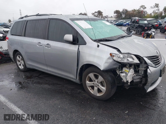 2014 Toyota Sienna LE AAS z VIN 5TDKK3DC1ES488954, wystawiony jako IAAI lot #41557423 z przebiegiem 144 031 mil mil oraz . Historia ofert i sprzedaży dostępna na DreamBid. Obrazek 1.