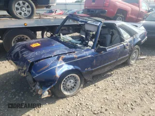1985 Ford Mustang z VIN 1FABP28A4FF128833, wystawiony jako Copart lot #61380294 z przebiegiem Nie podano mil oraz Nie do naprawy • Non repairable. Historia ofert i sprzedaży dostępna na DreamBid. Obrazek 1.