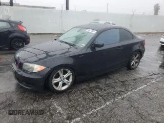 2011 BMW 1 Series 128i z VIN WBAUP9C56BVL89657, wystawiony jako Copart lot #45222005 z przebiegiem 164 686 mil mil oraz Szkody całkowita. Historia ofert i sprzedaży dostępna na DreamBid. Obrazek 1.