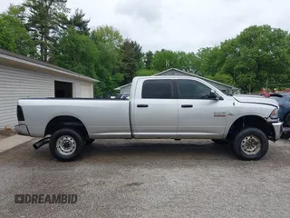 2013 Ram 2500 SLT z VIN 3C6UR5JL9DG571444, wystawiony jako IAAI lot #42210589 z przebiegiem 143 029 mil mil oraz . Historia ofert i sprzedaży dostępna na DreamBid. Obrazek 13.