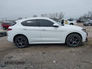 2020 Alfa Romeo Stelvio Ti z VIN ZASPAKBN6L7C92398, wystawiony jako IAAI lot #41924883 z przebiegiem 73 683 mil mil oraz . Historia ofert i sprzedaży dostępna na DreamBid. Obrazek 13.