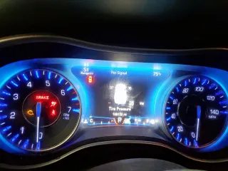 2015 Chrysler 300 Limited z VIN 2C3CCAAG8FH875874, wystawiony jako Copart lot #58258245 z przebiegiem 166 102 mil mil oraz Szkoda całkowita • Salvage title. Historia ofert i sprzedaży dostępna na DreamBid. Obrazek 9.
