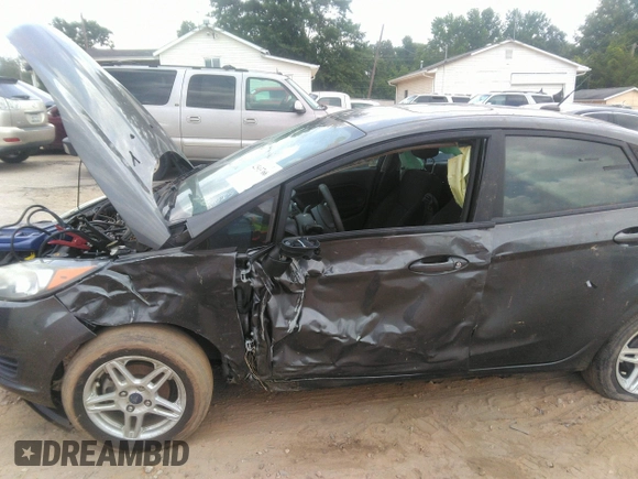 2018 Ford Fiesta SE z VIN 3FADP4BJ6JM126135, wystawiony jako IAAI lot #42503766 z przebiegiem 14 836 mil mil oraz . Historia ofert i sprzedaży dostępna na DreamBid. Obrazek 6.