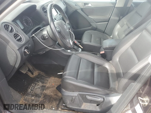 2016 Volkswagen Tiguan S z VIN WVGAV7AX6GW588063, wystawiony jako Copart lot #49254085 z przebiegiem 138 929 mil mil oraz Czysty tytuł • Clean title. Historia ofert i sprzedaży dostępna na DreamBid. Obrazek 7.