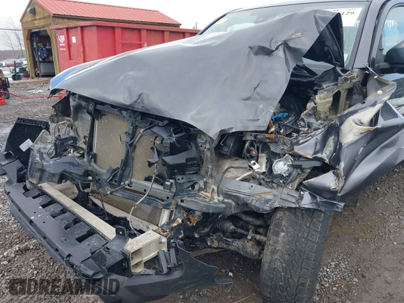 2018 Toyota Tacoma SR z VIN 5TFSX5EN6JX060153, wystawiony jako IAAI lot #41566129 z przebiegiem 33 669 mil mil oraz . Historia ofert i sprzedaży dostępna na DreamBid. Obrazek 6.