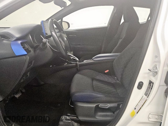 2021 Toyota C-HR LE z VIN NMTKHMBX0MR120577, wystawiony jako Copart lot #57019105 z przebiegiem 152 488 mil mil oraz Czysty tytuł • Clean title. Historia ofert i sprzedaży dostępna na DreamBid. Obrazek 7.