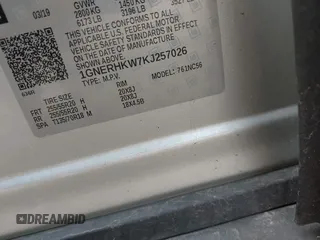 2019 Chevrolet Traverse LT z VIN 1GNERHKW7KJ257026, wystawiony jako IAAI lot #42397645 z przebiegiem 78 977 mil mil oraz . Historia ofert i sprzedaży dostępna na DreamBid. Obrazek 9.