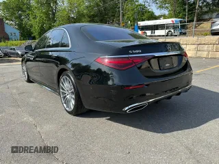 2021 Mercedes-Benz S 580 z VIN W1K6G7GB3MA049043, wystawiony jako Copart lot #58928455 z przebiegiem 112 852 mil mil oraz Tytuł czysty. Historia ofert i sprzedaży dostępna na DreamBid. Obrazek 2.