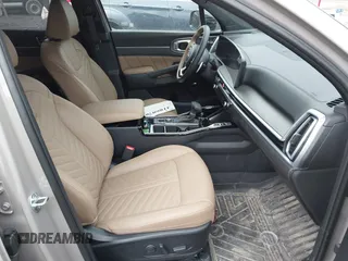 2025 Kia Sorento X-Line SX Prestige z VIN 5XYRKDJF9SG329417, wystawiony jako IAAI lot #41860763 z przebiegiem 1 753 mil mil oraz . Historia ofert i sprzedaży dostępna na DreamBid. Obrazek 5.