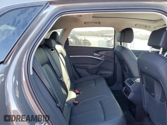 2024 Audi Q8 e-tron Premium z VIN WA14AAGE4RB012976, wystawiony jako Copart lot #46000915 z przebiegiem 42 333 mil mil oraz Szkoda całkowita • Salvage title. Historia ofert i sprzedaży dostępna na DreamBid. Obrazek 11.