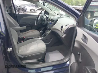 2015 Chevrolet Sonic LS z VIN 1G1JA5SH2F4114299, wystawiony jako IAAI lot #42078790 z przebiegiem 112 719 mil mil oraz . Historia ofert i sprzedaży dostępna na DreamBid. Obrazek 5.