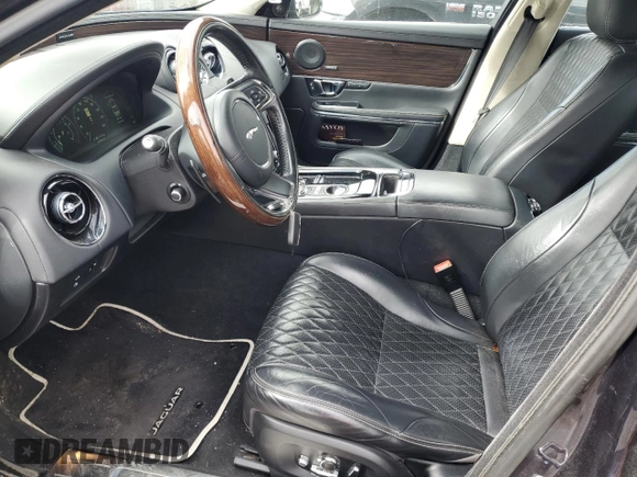 2017 Jaguar XJ with VIN SAJWJ2GD8H8W07547, listed as a Copart auction lot 47433375 with 40,258 mi miles and Clean Title. Bid and sale history available at carsss.com. Image 7.