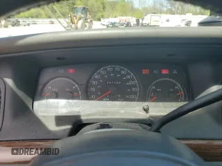 2004 Ford Crown Victoria LX z VIN 2FAFP74W14X130606, wystawiony jako Copart lot #54120085 z przebiegiem 221 700 mil mil oraz Szkody całkowita. Historia ofert i sprzedaży dostępna na DreamBid. Obrazek 9.