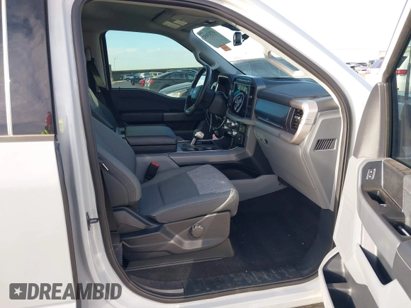 2023 Ford F-150 Lightning Pro z VIN 1FTVW1EL4PWG59817, wystawiony jako IAAI lot #41243052 z przebiegiem 9 859 mil mil oraz . Historia ofert i sprzedaży dostępna na DreamBid. Obrazek 5.