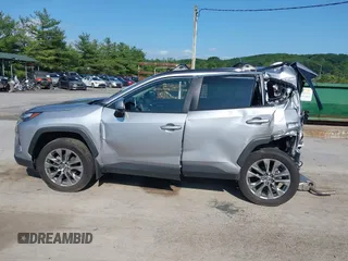 2024 Toyota RAV4 XLE Premium z VIN 2T3A1RFV2RC461798, wystawiony jako IAAI lot #42556671 z przebiegiem 14 319 mil mil oraz . Historia ofert i sprzedaży dostępna na DreamBid. Obrazek 15.