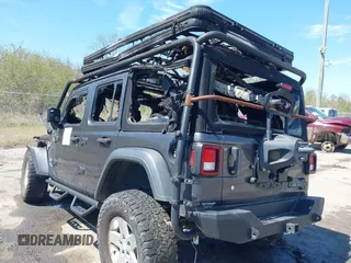 2020 Jeep Wrangler Unlimited Sport S z VIN 1C4HJXDNXLW226806, wystawiony jako IAAI lot #41857458 z przebiegiem Nie podano mil oraz . Historia ofert i sprzedaży dostępna na DreamBid. Obrazek 3.