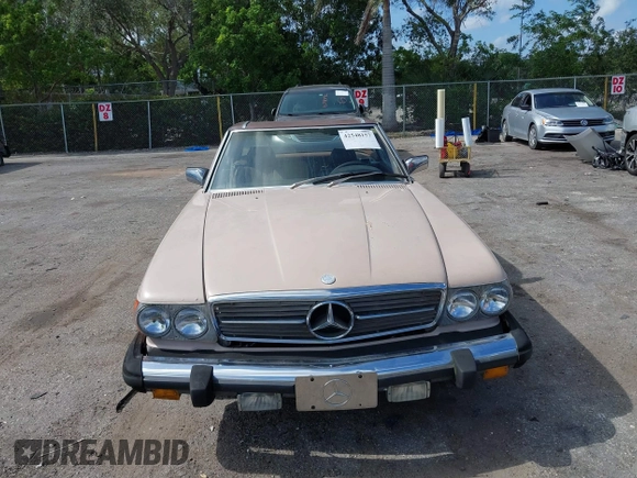 1983 Mercedes-Benz 380 SL z VIN WDBBA45A1DB020815, wystawiony jako IAAI lot #42548157 z przebiegiem 104 615 mil mil oraz . Historia ofert i sprzedaży dostępna na DreamBid. Obrazek 6.