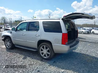 2010 Cadillac Escalade Luxury z VIN 1GYUKBEF1AR269054, wystawiony jako IAAI lot #39255908 z przebiegiem 96 965 mil mil oraz . Historia ofert i sprzedaży dostępna na DreamBid. Obrazek 3.
