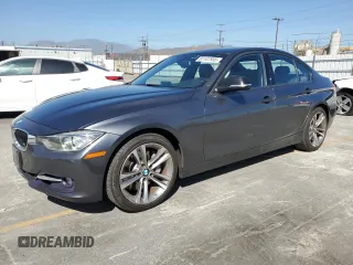 2013 BMW 3 Series 335i z VIN WBA3A9C5XDF477203, wystawiony jako Copart lot #61187955 z przebiegiem 122 646 mil mil oraz Czysty tytuł • Clean title. Historia ofert i sprzedaży dostępna na DreamBid. Obrazek 1.