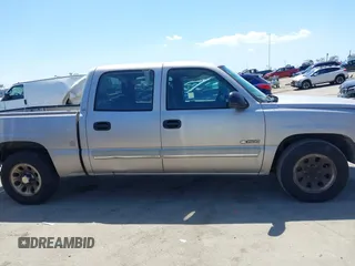 2005 Chevrolet Silverado 1500 LS z VIN 2GCEC13T651144009, wystawiony jako IAAI lot #42256681 z przebiegiem 116 074 mil mil oraz . Historia ofert i sprzedaży dostępna na DreamBid. Obrazek 14.