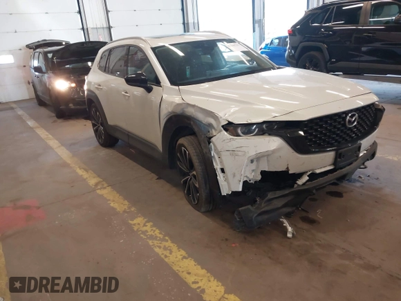 2023 Mazda CX-50 S Premium Plus z VIN 7MMVABEM5PN137829, wystawiony jako IAAI lot #42100783 z przebiegiem 22 209 mil mil oraz . Historia ofert i sprzedaży dostępna na DreamBid. Obrazek 1.