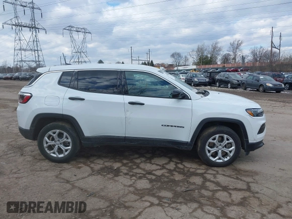 2024 Jeep Compass Sport z VIN 3C4NJDAN2RT157145, wystawiony jako IAAI lot #41456201 z przebiegiem 6 943 mil mil oraz . Historia ofert i sprzedaży dostępna na DreamBid. Obrazek 13.