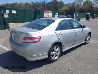 2011 Toyota Camry LE z VIN 4T1BF3EK5BU592411, wystawiony jako IAAI lot #42179753 z przebiegiem 303 788 mil mil oraz . Historia ofert i sprzedaży dostępna na DreamBid. Obrazek 4.