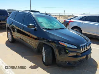 2017 Jeep Cherokee Latitude z VIN 1C4PJLCB4HW586821, wystawiony jako IAAI lot #42041642 z przebiegiem 94 161 mil mil oraz . Historia ofert i sprzedaży dostępna na DreamBid. Obrazek 1.