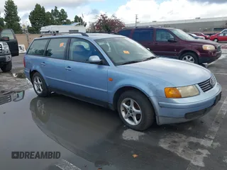 1998 Volkswagen Passat z VIN WVWNA63B0WE388474, wystawiony jako IAAI lot #41164358 z przebiegiem Nie podano mil oraz . Historia ofert i sprzedaży dostępna na DreamBid. Obrazek 1.