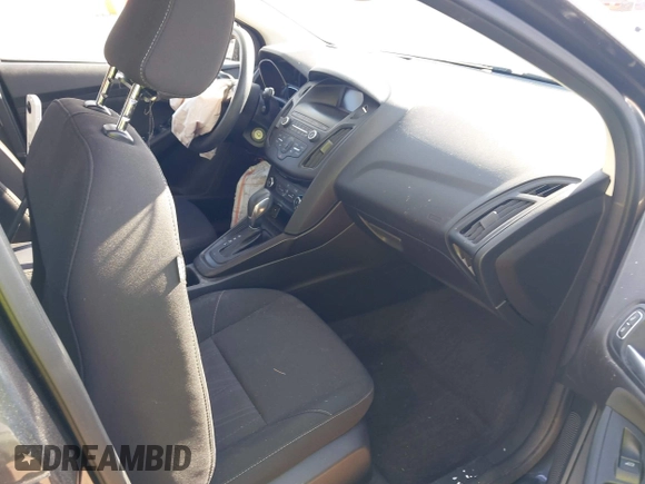 2018 Ford Focus SE z VIN 1FADP3F2XJL316101, wystawiony jako IAAI lot #40805650 z przebiegiem 53 551 mil mil oraz . Historia ofert i sprzedaży dostępna na DreamBid. Obrazek 5.