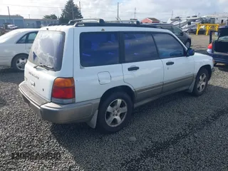 1999 Subaru Forester S with VIN JF1SF6554XH729909, listed as a IAAI auction lot 41722160 with 175,850 mi miles. Bid and sale history available at carsss.com. Image 4.