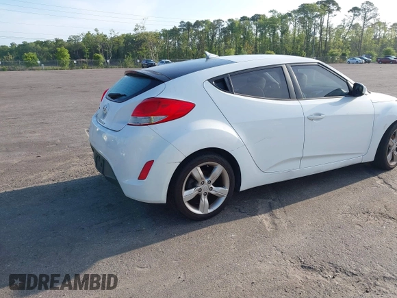 2012 Hyundai Veloster w/Gray Int z VIN KMHTC6AD6CU050886, wystawiony jako IAAI lot #42088918 z przebiegiem 126 007 mil mil oraz . Historia ofert i sprzedaży dostępna na DreamBid. Obrazek 4.