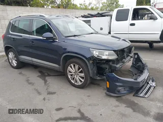 2012 Volkswagen Tiguan SE z VIN WVGAV7AX6CW510490, wystawiony jako IAAI lot #42098241 z przebiegiem 153 279 mil mil oraz . Historia ofert i sprzedaży dostępna na DreamBid. Obrazek 1.