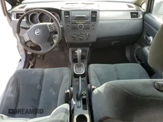 2010 Nissan Versa S z VIN 3N1BC1AP9AL425600, wystawiony jako Copart lot #53688305 z przebiegiem 203 371 mil mil oraz Szkoda całkowita • Salvage title. Historia ofert i sprzedaży dostępna na DreamBid. Obrazek 8.