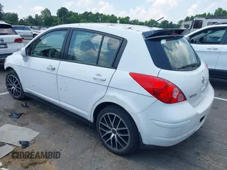 2010 Nissan Versa SL z VIN 3N1BC1CP3AL445757, wystawiony jako IAAI lot #42663321 z przebiegiem 186 076 mil mil oraz . Historia ofert i sprzedaży dostępna na DreamBid. Obrazek 3.