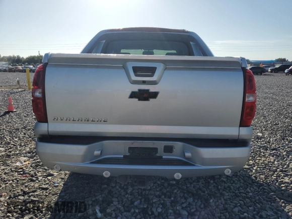 2013 Chevrolet Avalanche LS z VIN 3GNMCEE02DG245728, wystawiony jako Copart lot #56335735 z przebiegiem 132 194 mil mil oraz Szkoda całkowita • Salvage title. Historia ofert i sprzedaży dostępna na DreamBid. Obrazek 6.