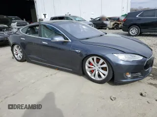 2015 Tesla Model S 85D with VIN 5YJSA1H4XFF096717, listed as a Copart auction lot 84732464 with Not Provided miles and Salvage Title. Bid and sale history available at carsss.com. Image 4.