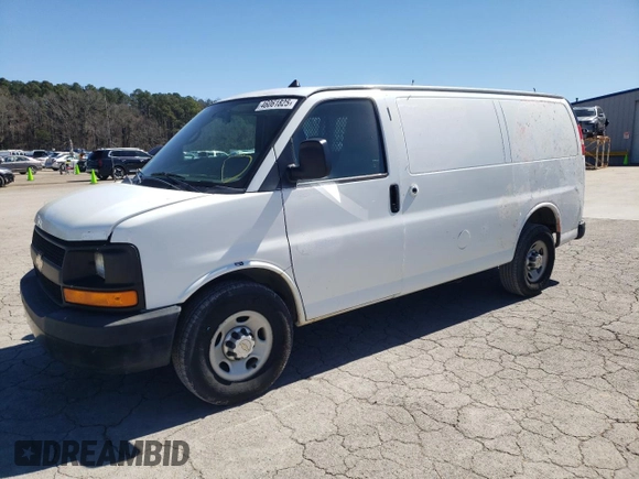 2013 Chevrolet Express Cargo z VIN 1GCWGFCA7D1904215, wystawiony jako Copart lot #46061825 z przebiegiem 92 041 mil mil oraz Czysty tytuł • Clean title. Historia ofert i sprzedaży dostępna na DreamBid. Obrazek 1.