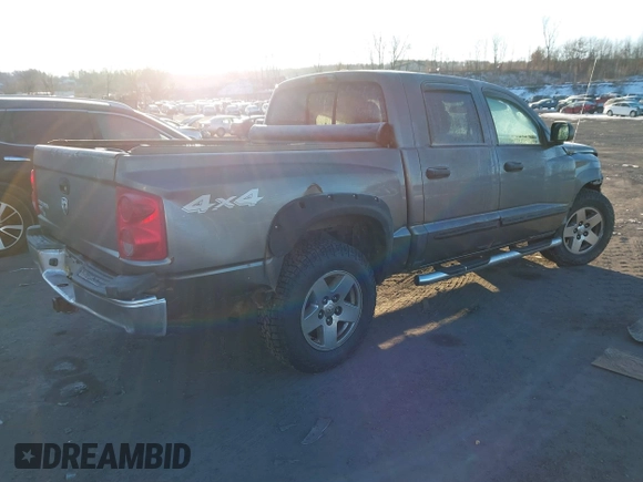 2006 Dodge Dakota SLT with VIN 1D7HW48K56S699157, listed as a IAAI auction lot 41333140 with 273,055 mi miles. Bid and sale history available at carsss.com. Image 4.