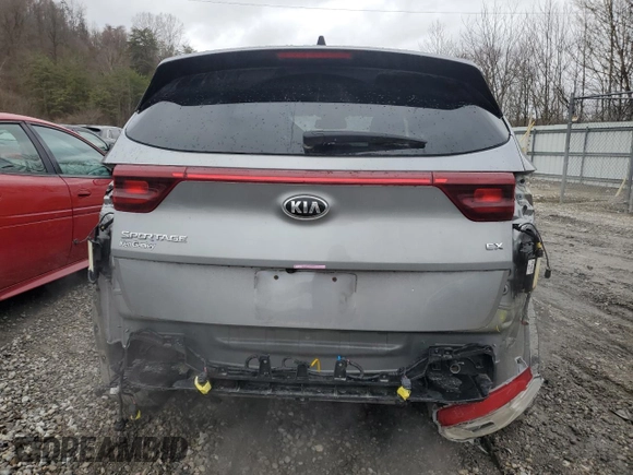2021 Kia Sportage EX z VIN KNDPNCAC3M7920535, wystawiony jako Copart lot #47572405 z przebiegiem 22 630 mil mil oraz Szkoda całkowita • Salvage title. Historia ofert i sprzedaży dostępna na DreamBid. Obrazek 6.